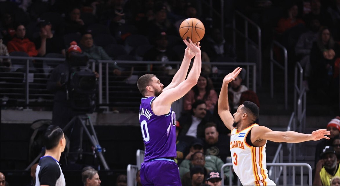 Українці за кордоном: Михайлюк набрав 14 очок в НБА проти Атланти